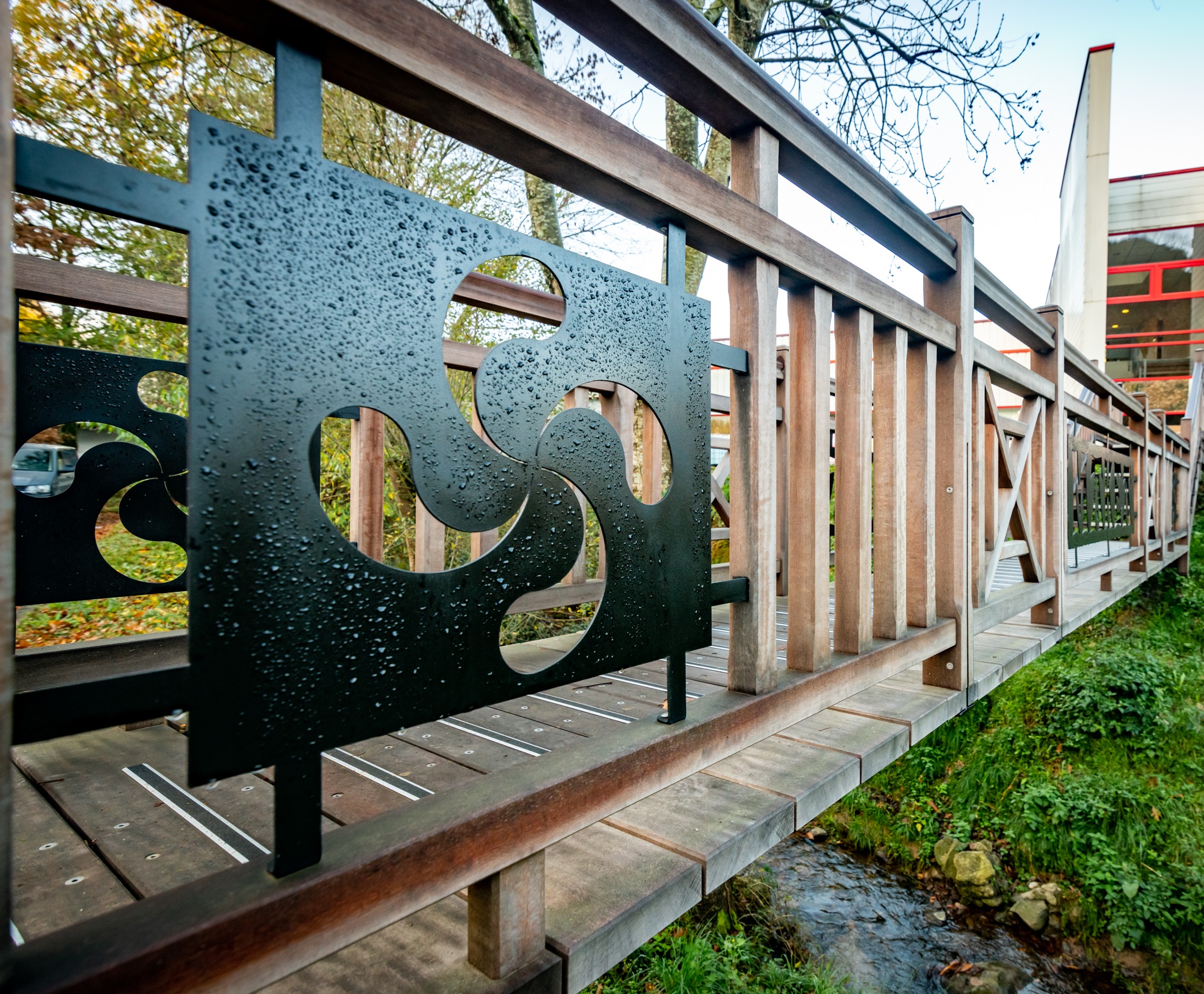 Passerelle piétonne mélange fer forgé avec découpe au laser et bois Moabi